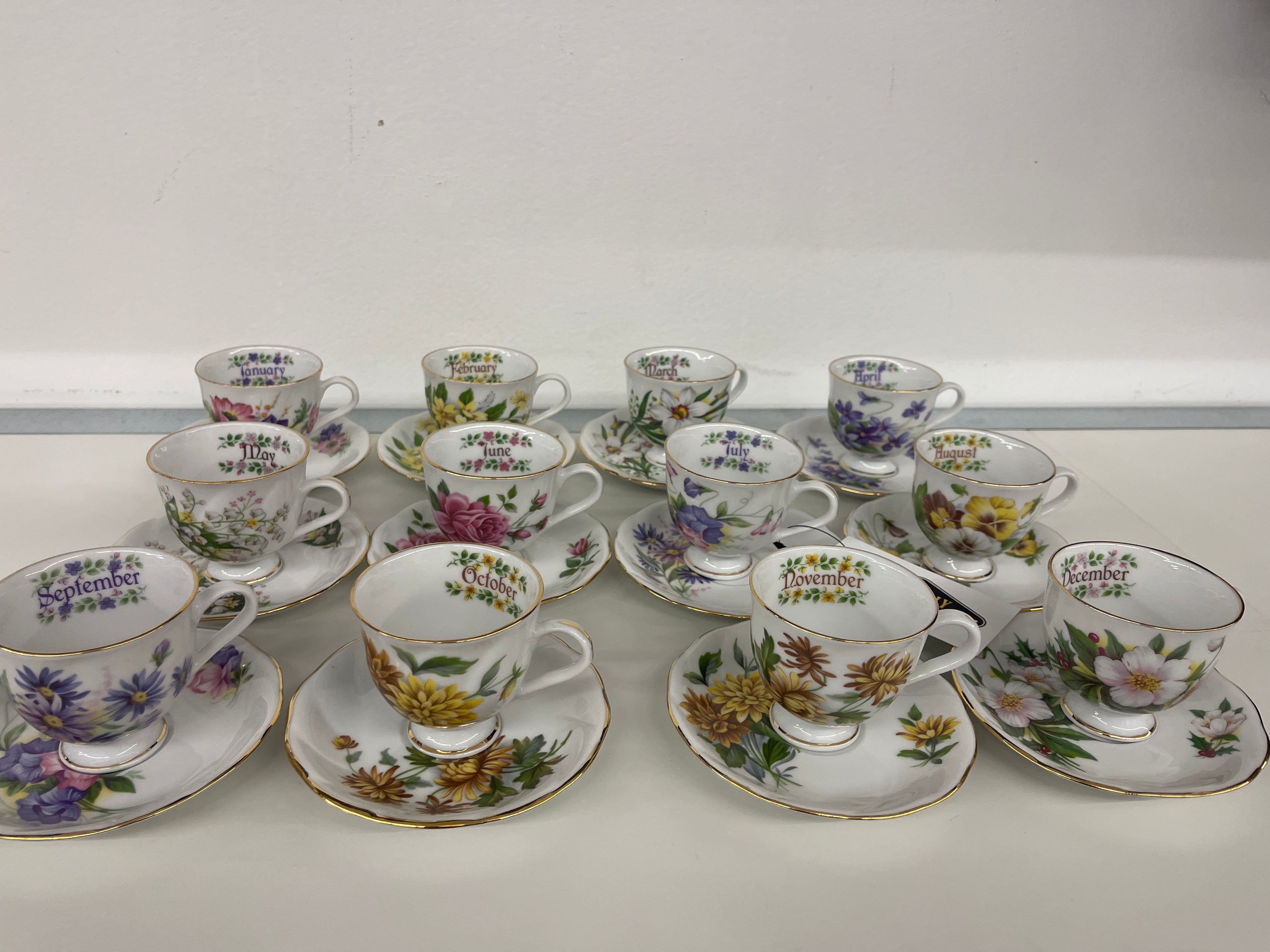 Servizio 12 Tazzine Con Piattino Mesi Anno Supreme Monno Porcelain