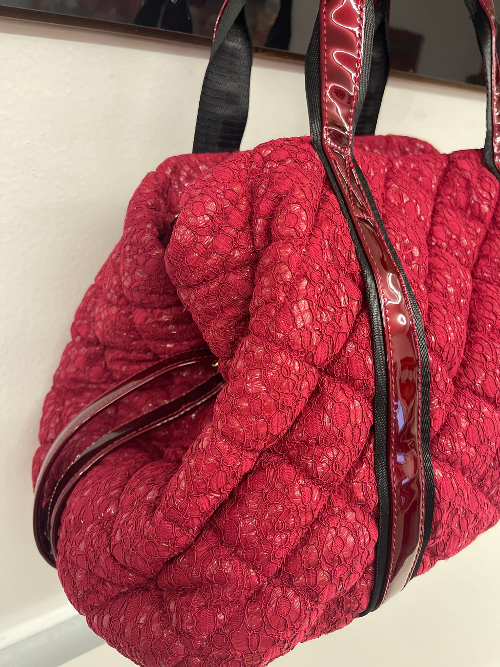 Borsa In Tessuto Pizzo Rossa Con Inserti In Vernice