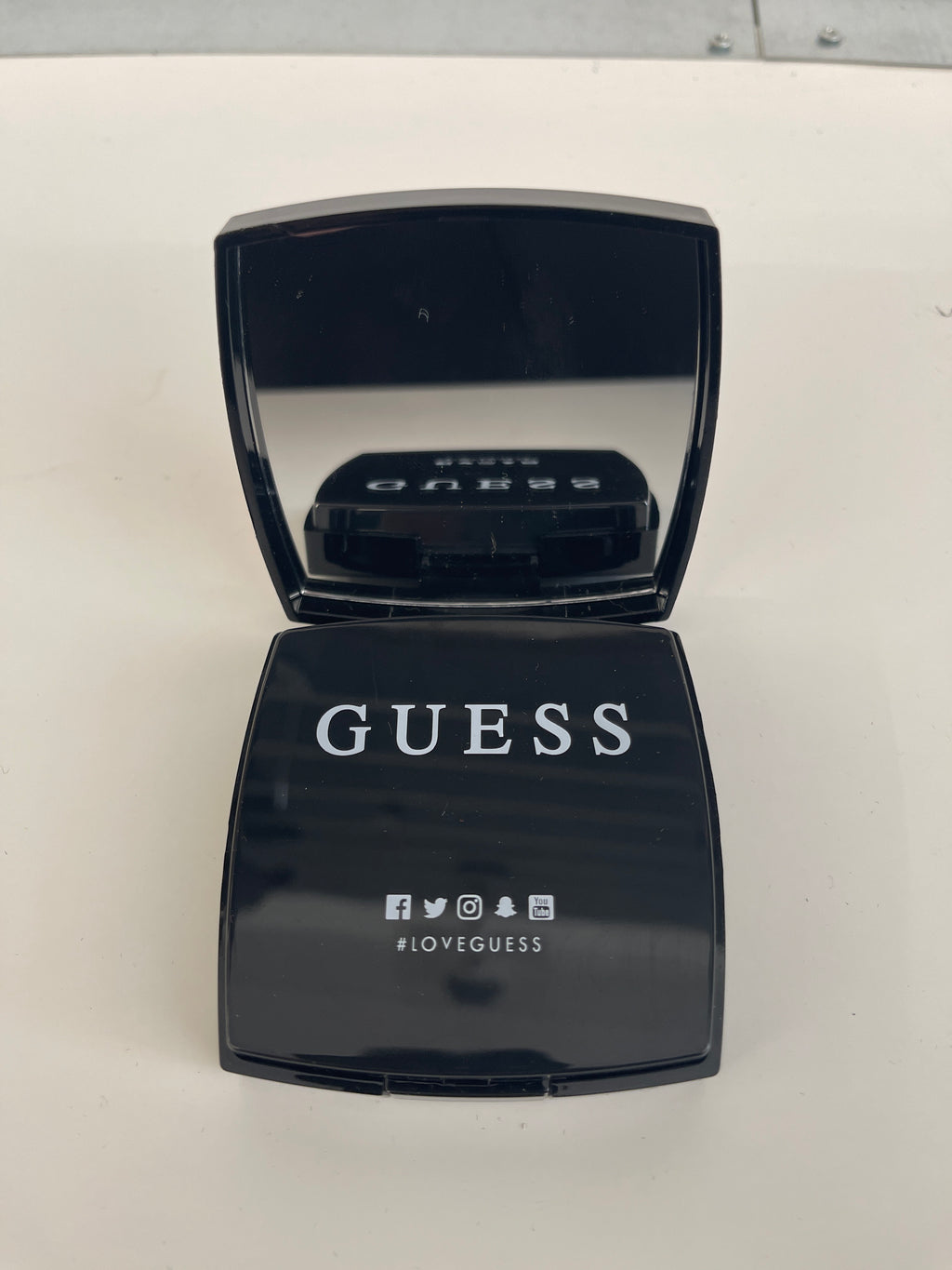 Specchietto Da Borsetta Con Power Bank Guess