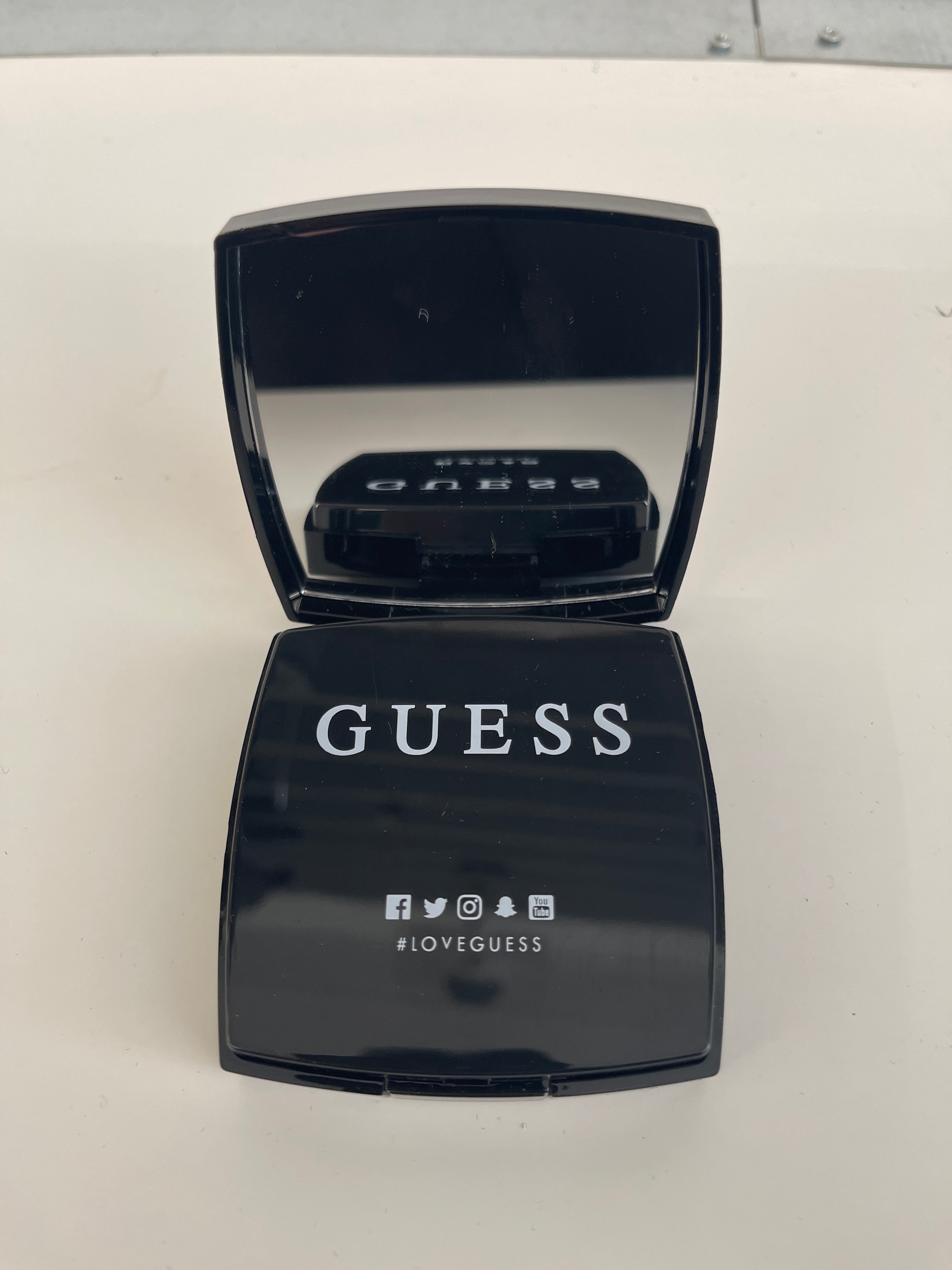 Specchietto Da Borsetta Con Power Bank Guess