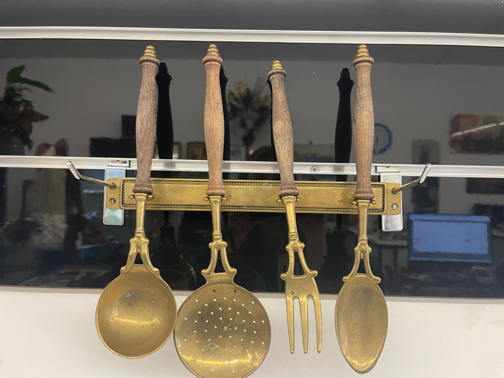 Set Appeso Con 4 Utensili Cucina Ottone E Legno