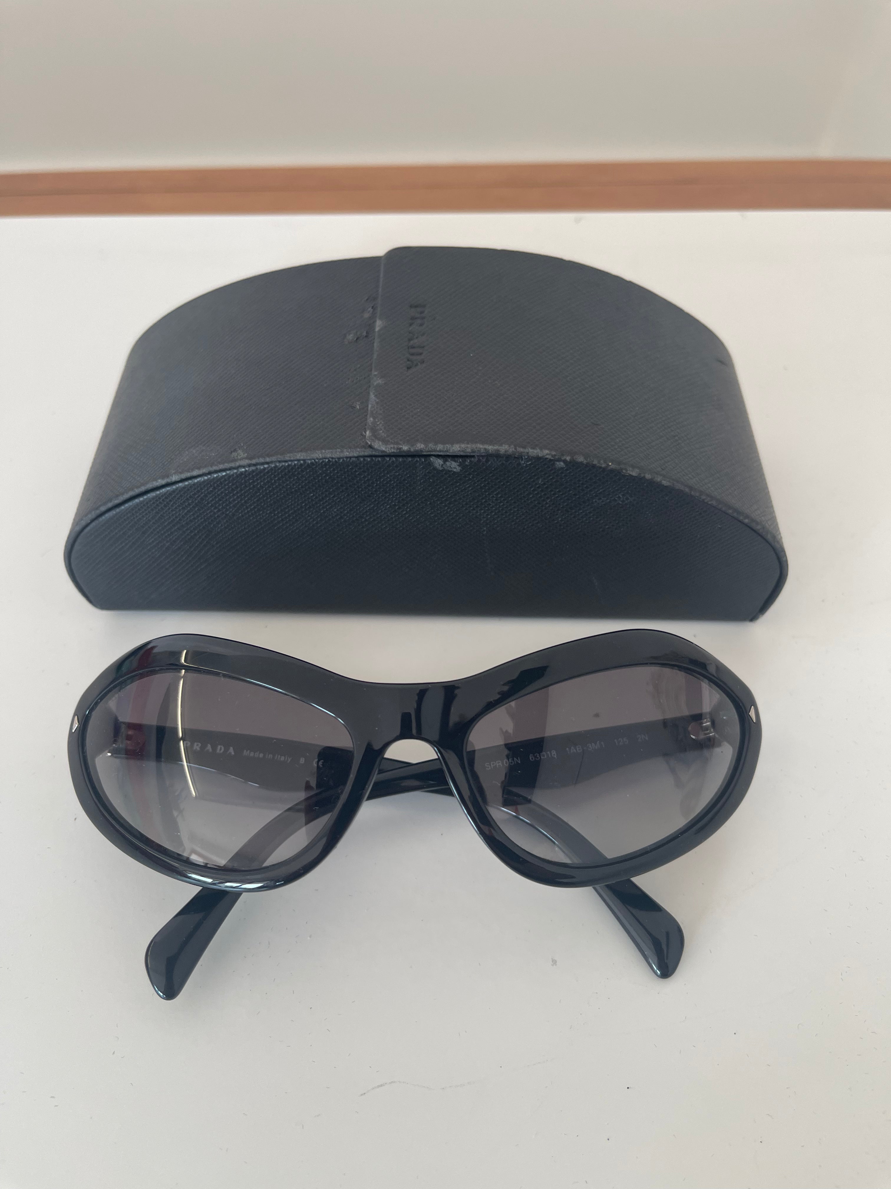 Occhiali Da Sole Cat-eye Prada Spr 05n Capsule Neri