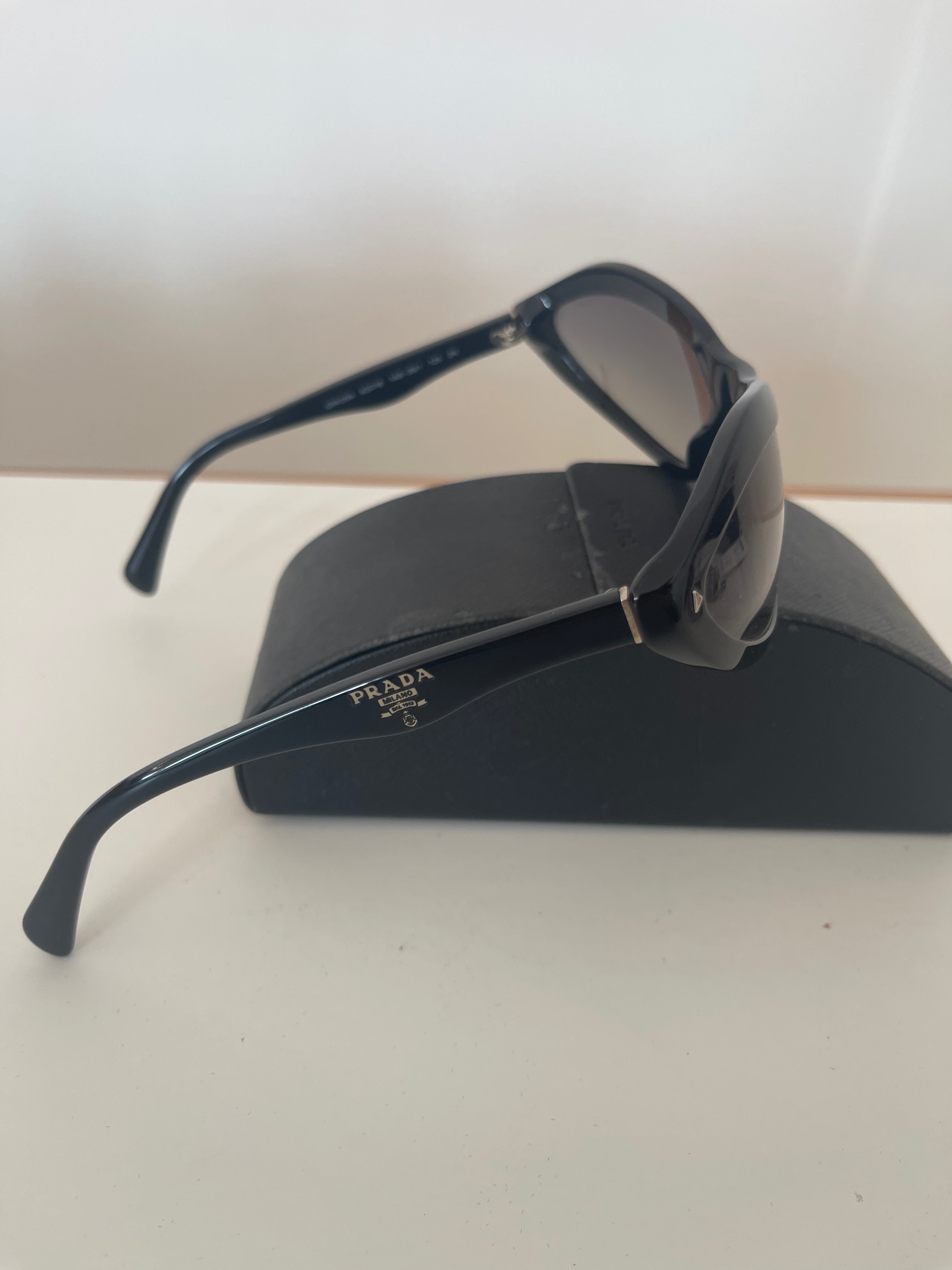 Occhiali Da Sole Cat-eye Prada Spr 05n Capsule Neri